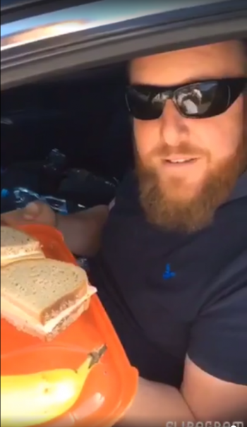 Jaromir Jagr offre un casse-croûte à un paparazzi