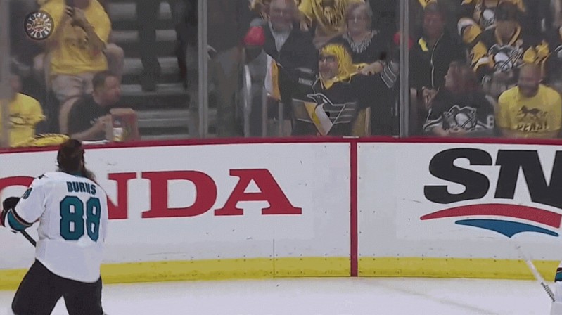 Brent Burns s'amuse avec un fan exubérant des Pens