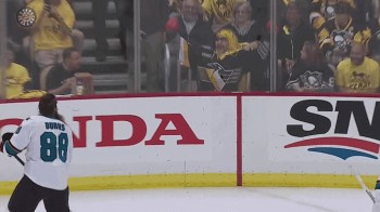 Brent Burns s'amuse avec un fan exubérant des Pens