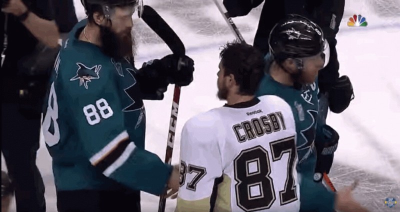 Dernière minute de jeu et poignée de mains finale