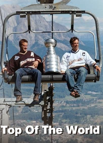 Retro : Scott et Rob Niedermayer avec la Coupe Stanley sur un télésiège