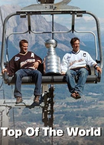 Retro : Scott et Rob Niedermayer avec la Coupe Stanley sur un télésiège