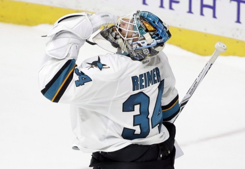James Reimer vient barrer la route de Reto Berra