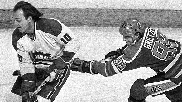 Rétro : Wayne Gretzky tente d'arrêter Guy Lafleur