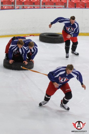 Un entraînement estival original pour Avtomobilist en KHL