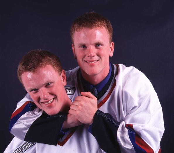 Les frères Sedin lors de leur premier contrat en NHL
