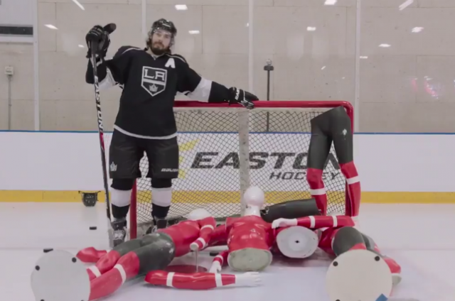 Drew Doughty démontre la puissance de son tir