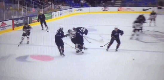 Lawson Crouse rencontre le mur Charlie McAvoy