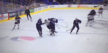 Lawson Crouse rencontre le mur Charlie McAvoy