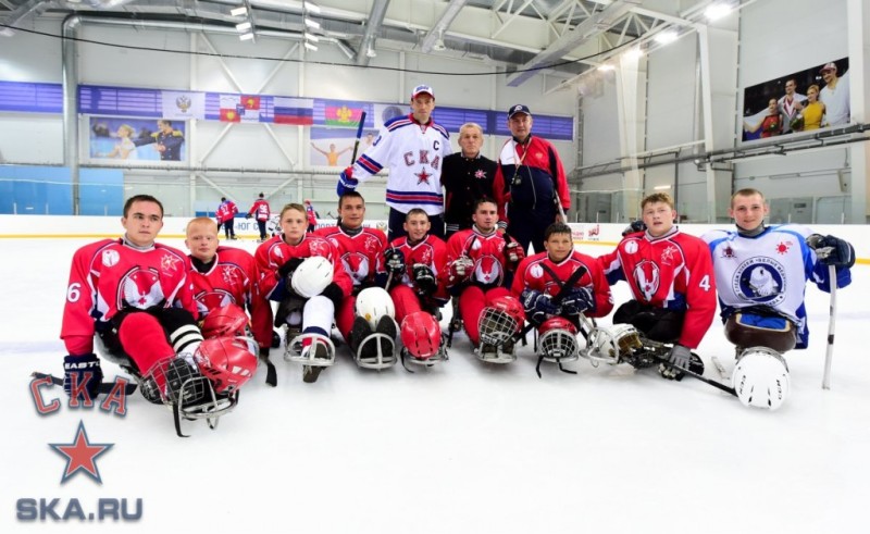 Et les joueurs du SKA des joueurs d'un camp de hockey luge à Sochi