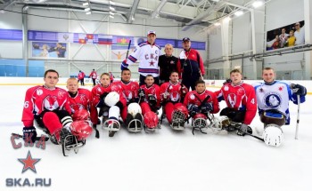 Et les joueurs du SKA des joueurs d'un camp de hockey luge à Sochi