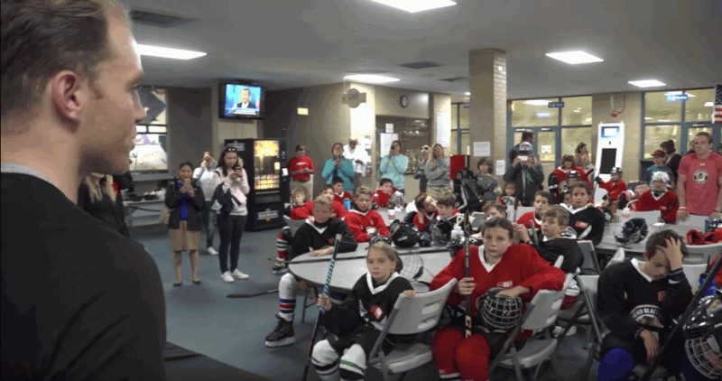 Patrick Kane prend lui aussi soin de la relève de Chicago