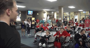 Patrick Kane prend lui aussi soin de la relève de Chicago