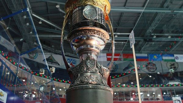 Quel est le seul coach à avoir gagné le championnat de KHL avec deux équipes différentes ?