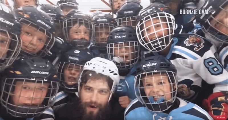 Brent Burns fait le bonheur de jeunes de sa ville natale