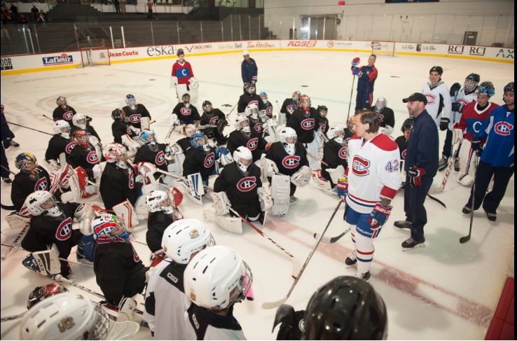 Sven Andrighetto religieusement écouté par des gardiens en herbe