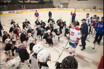 Sven Andrighetto religieusement écouté par des gardiens en herbe