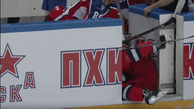 KHL : un joueur blessé par une porte ouverte au mauvais moment