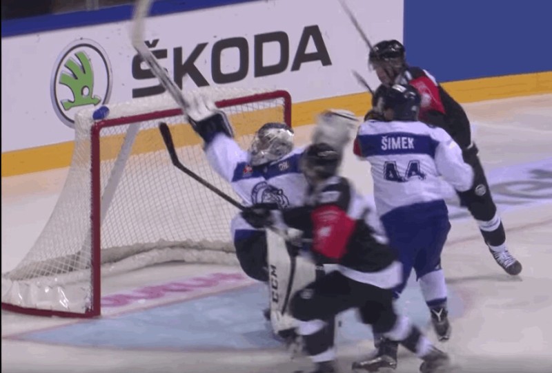 Le gardien de Tygri Liberec battu par un lobe