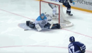 Un bel arrêt du masque d'Alexei Krasikov