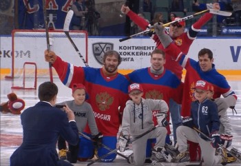 Ovechkin, Malkin et Kuznetsov en mascotte à la pause d'un match de KHL