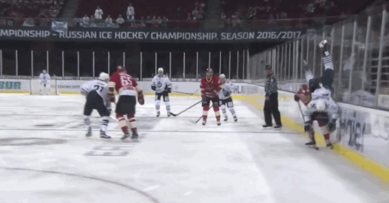 KHL : le hip check parfait