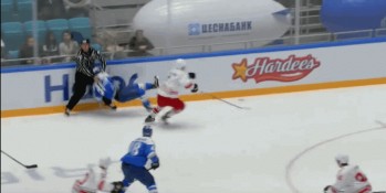 Un joli bodychek d'un juge de ligne sur un joueur