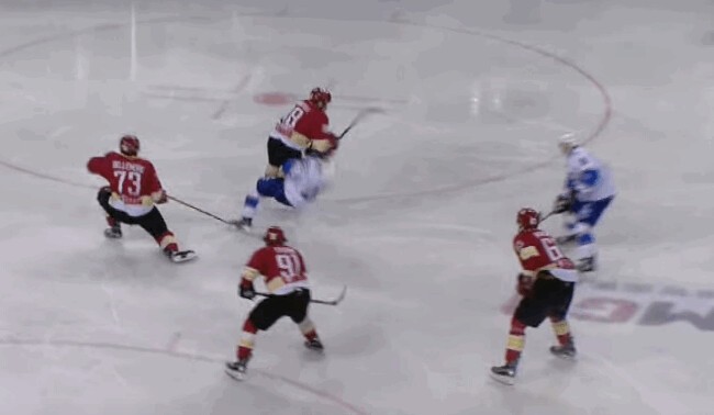 Une énorme charge dans le championnat de KHL