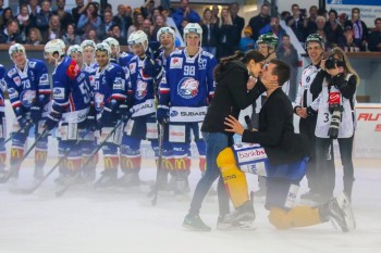 Un joueur demande son amie en mariage lors du match ZSC Lions - EHC Dübendorf