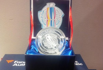 Offrez-vous l'eau de la glace de la patinoire de la Coupe du monde