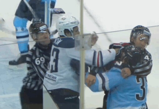 Un arbitre de KHL se prend une droite en pleine tête
