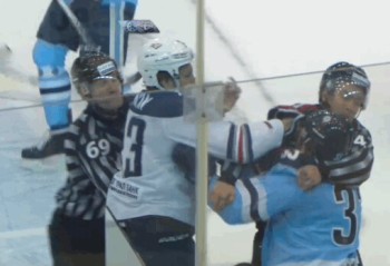 Un arbitre de KHL se prend une droite en pleine tête