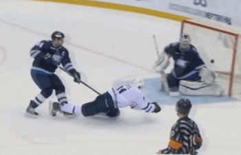 KHL : Andrei Stepanov et Artur Gavrus concoctent un bien joli but tout en revers