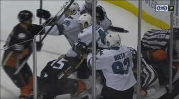 Des arbitres déjà bien occupés lors du derby californien