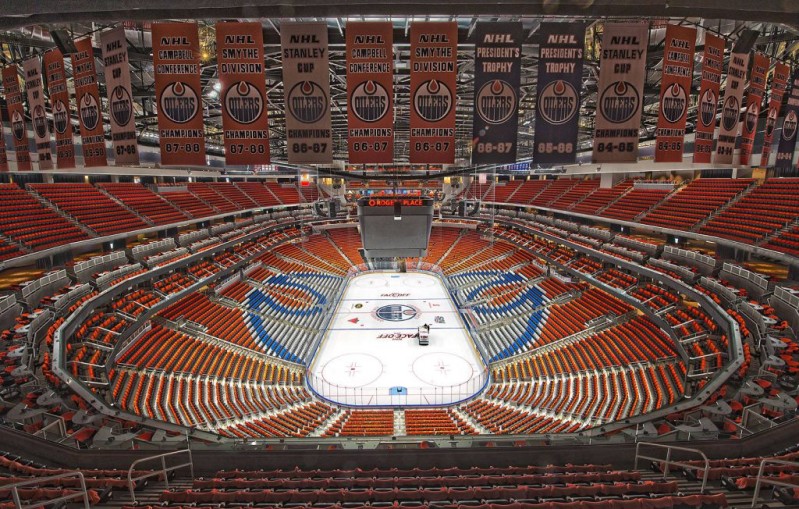 Deux légendes et de belles images pour l'inauguration du stade des Oilers