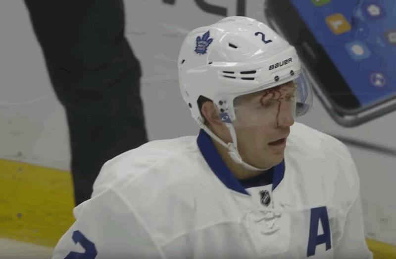 Matt Hunwick sévèrement secoué par Chris Neil