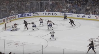 Torrey Mitchell s'en sort bien après un slapshot en plein visage