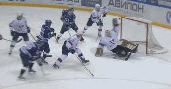 Un bel assist et un big save en KHL