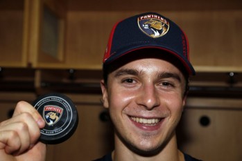 Denis Malgin avec son puck de 1er point en NHL