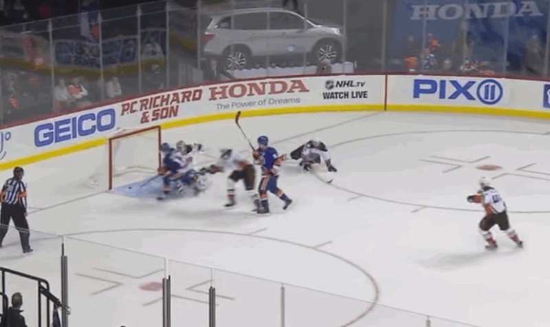 Josh Bailey se promène dans la défense des Ducks