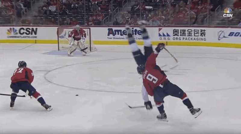 A voir : le superbe hip check de Dmitry Orlov sur Matt Duchene