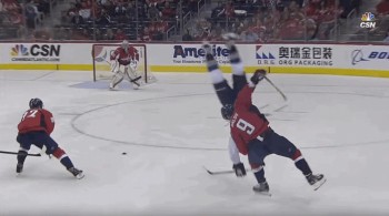 A voir : le superbe hip check de Dmitry Orlov sur Matt Duchene