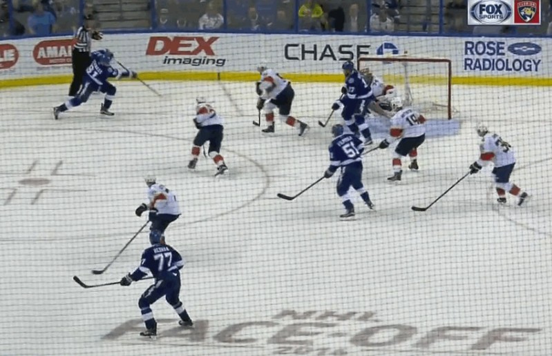 Steven Stamkos marque d'un angle impossible à 5 secondes du terme
