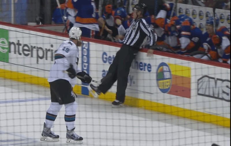 Le banc des Islanders a eu chaud sur un dégagement de Brent Burns