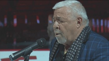 Le public de Vancouver vient au secours lors des hymnes nationaux