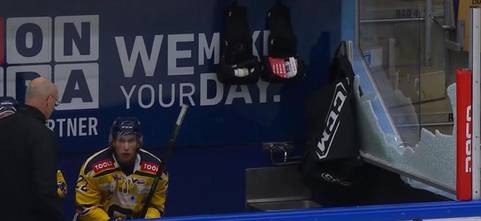 Un joueur suédois passe sa frustration sur le plexiglas