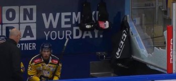 Un joueur suédois passe sa frustration sur le plexiglas