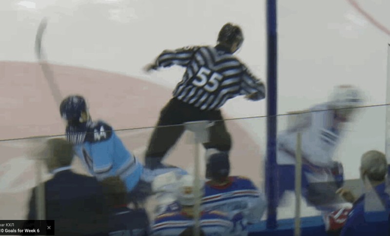 Un colosse de KHL renversé par un juge de ligne