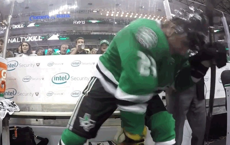 Antoine Roussel légèrement énervé sur son banc des pénalités