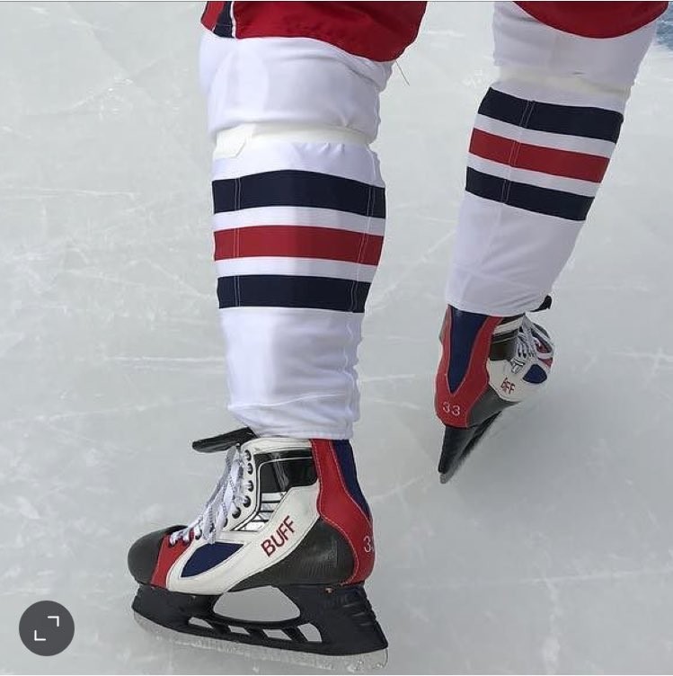 Les patins spéciaux de Dustin Byfuglien pour l'Heritage Classic